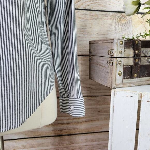 Elodie‎ Button Down Gray White Pinstsripe Blouse Top Large - Picture 6 of 6